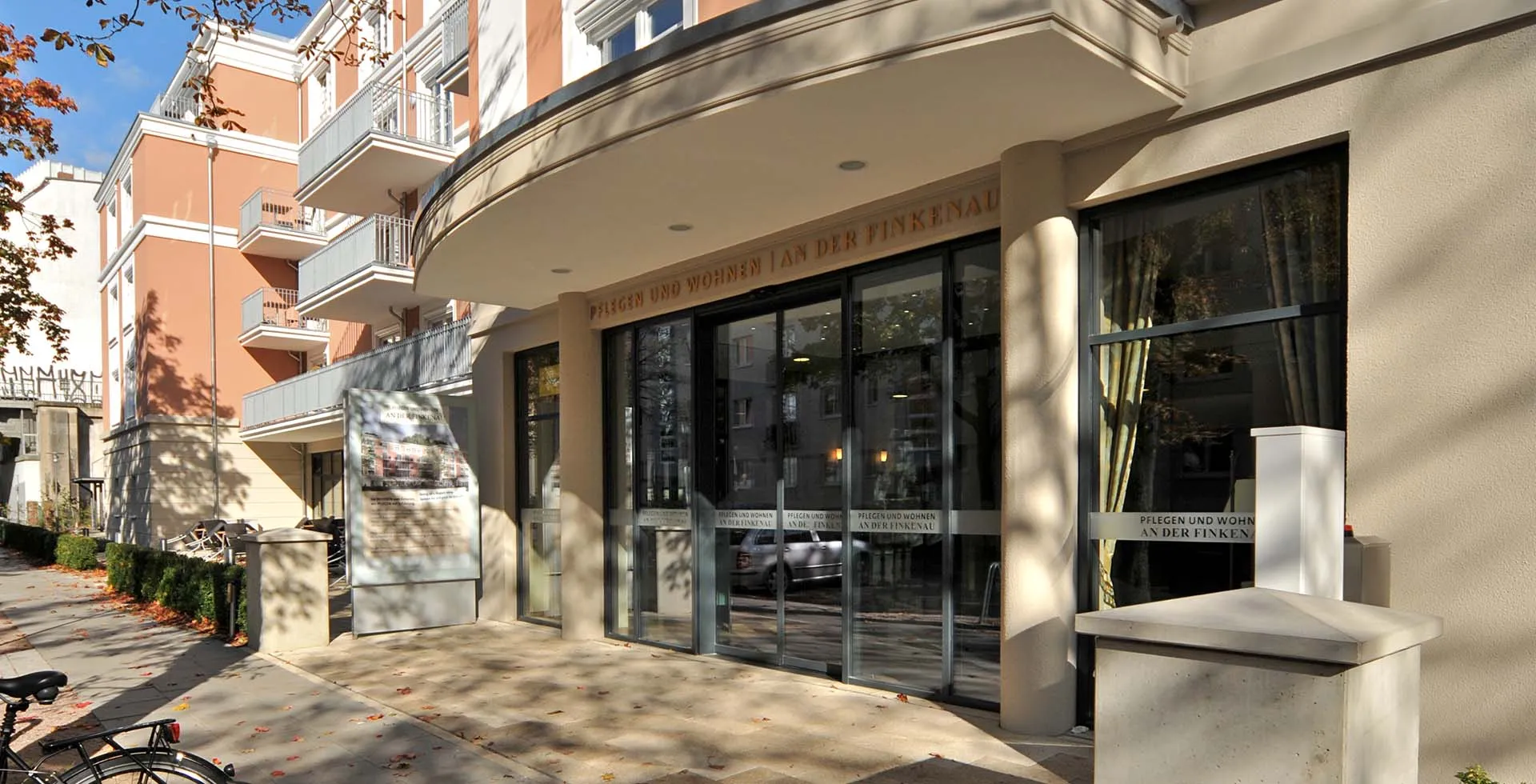Eingang zum Hauptstandort vom Traditionsunternehmen PFLEGEN & WOHNEN HAMBURG.