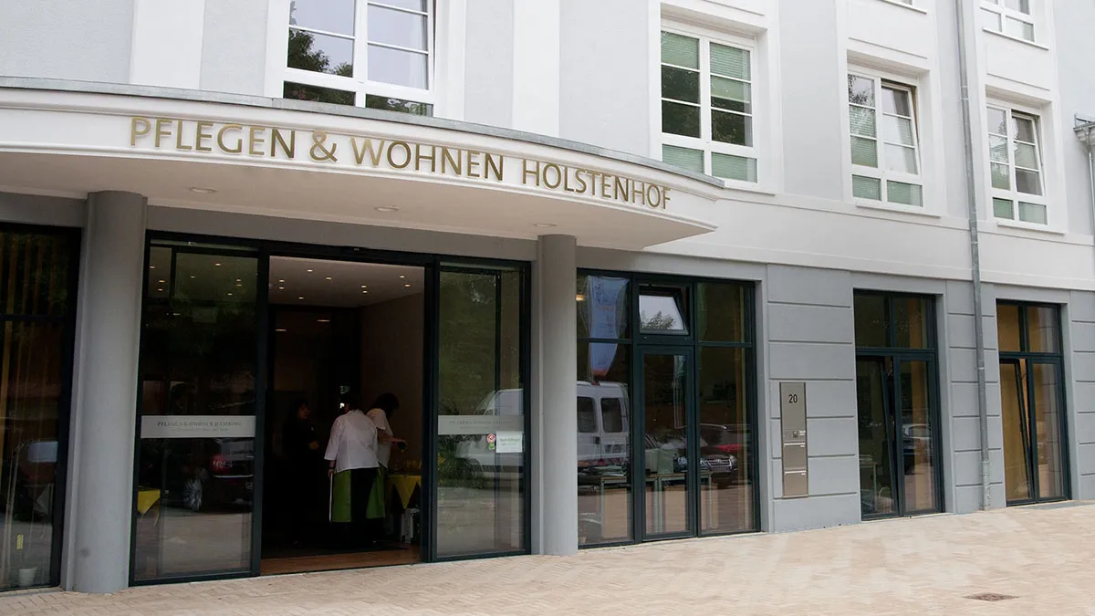Nahaufnahme des Eingangs zum PFLEGEN & WOHNEN HAMBURG-Gebäude Holstenhof.