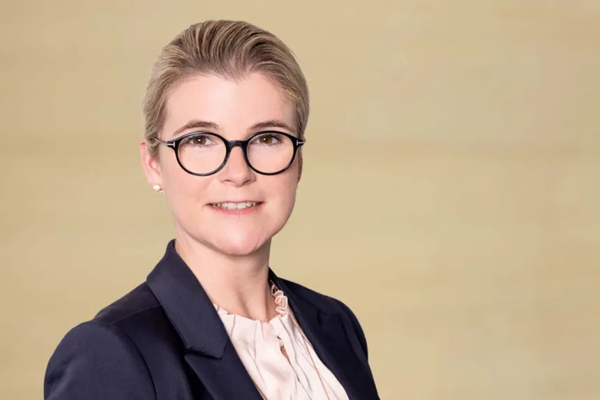 Porträt: Franziska Spethmann, Leitung von PFLEGEN & WOHNEN HAMBURG Holstenhof, Therapie- und Beteruungsangebote für Senioren.
