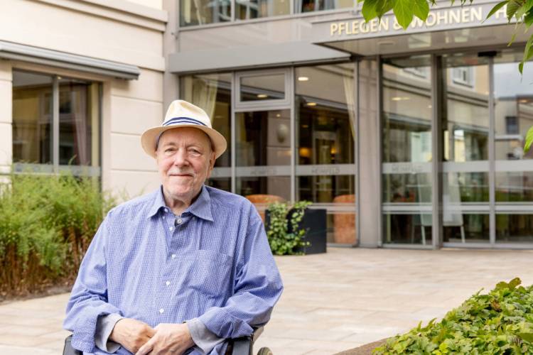 Dieter Bolzendahl, Bewohner bei PFLEGEN & WOHNEN HAMBURG, vor dem Eingang am Standort Heimfeld.