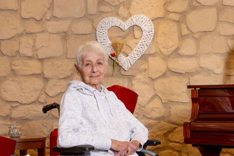 Heike Pinnow im Aufenthaltsraum von PFLEGEN & WOHNEN HAMBURG, mag das Essen und die Gemeinschaft am Standort Farmsen.