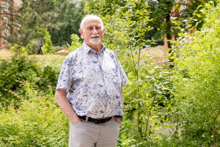Dieter Schärer, Bewohner am Standort Wilhelmsburg, im grünen Außenbereich bei PFLEGEN & WOHNEN HAMBURG