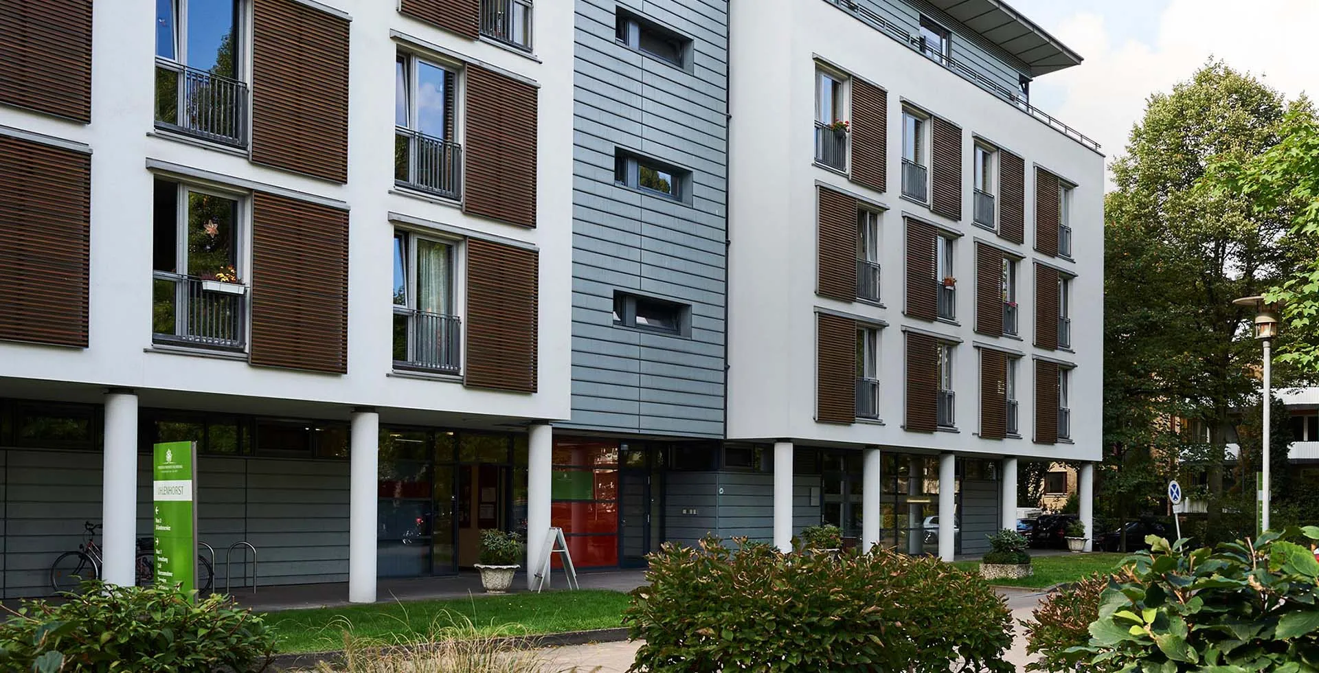 Der moderne Eingangsbereich von PFLEGEN & WOHNEN HAMBURG Uhlenhorst, Betreuungsangebote für Senioren und Menschen mit Demenz.