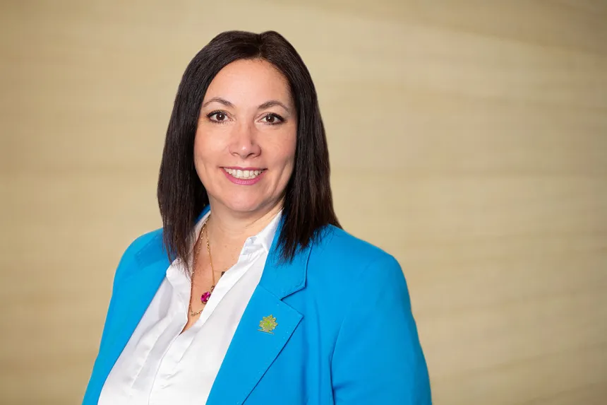 Portrait: Pinar Özcan, Kundenservice bei PFLEGEN & WOHNEN HAMBURG Uhlenhorst hilft kompetent bei Fragen zur Seniorenpflege.