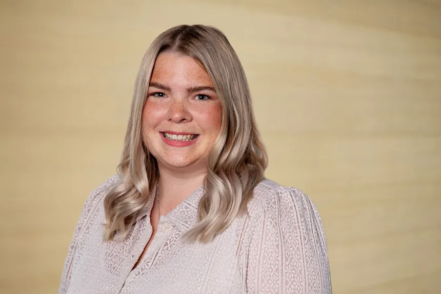 Johanna Fuchs von PFLEGEN & WOHNEN HAMBURG Altona steht Ihnen als freundliche Ansprechpartnerin für Ihre Anliegen zur Seite.