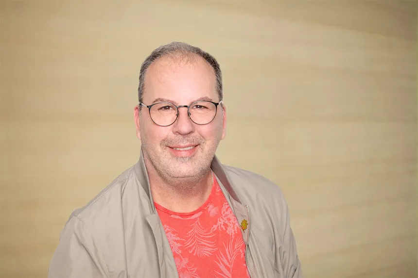 Portrait: Kai Thäder, Ansprechpartner bei PFLEGEN & WOHNEN HAMBURG Heimfeld, mit Fokus auf Pflegebedürftige und Demenzkranke.