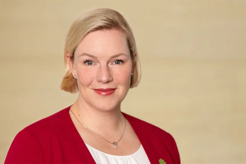 Portrait: Jasmin Jahnke, Direktorin bei PFLEGEN & WOHNEN HAMBURG Marienthal, für Pflegebedürftige und Demenzerkrankte.