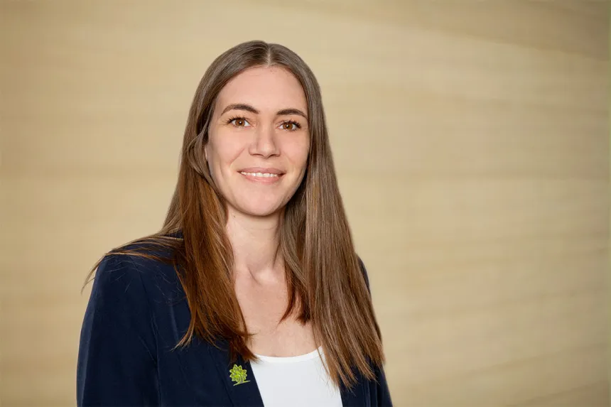 Porträt von Annika Blum vor hellem Hintergrund, Ihre kompetente Ansprechpartnerin bei PFLEGEN & WOHNEN HAMBURG Haus Linde.