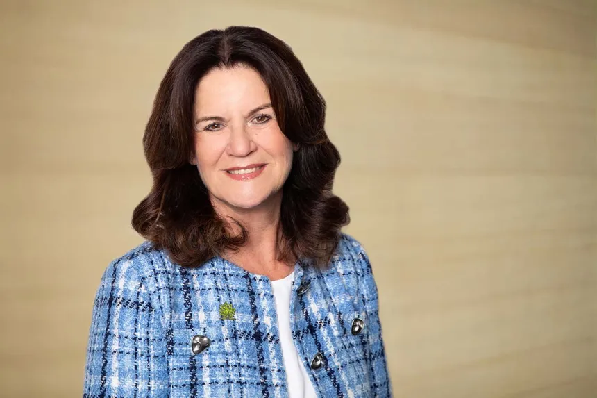 Portrait: Anja Schäper bei PFLEGEN & WOHNEN HAMBURG Moosberg, Kundenservice für Pflegeangebote für Senioren und Demenzkranke.