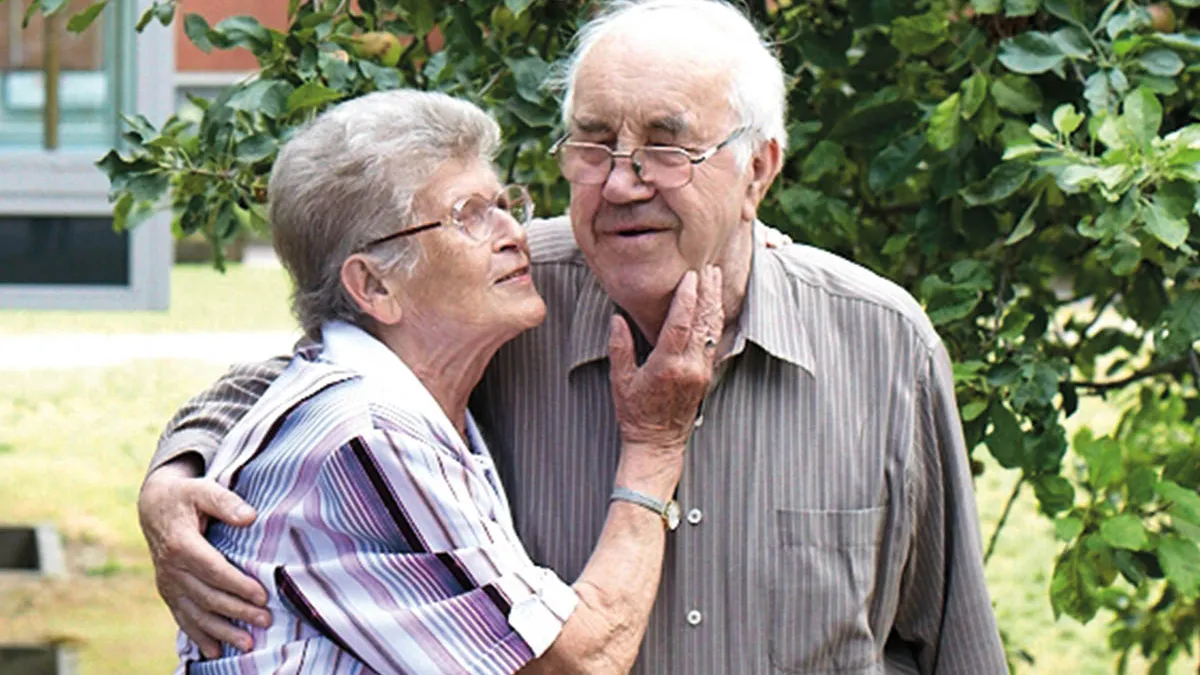 Ein vertrautes Senioren Paar genießt zu zweit einen Spaziergang als Bewohner von PFLEGEN & WOHNEN HAMBURG in Wilhelmsburg.