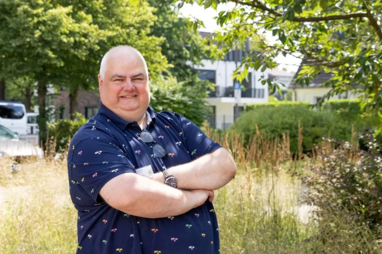 Thomas Kram, Alltagsbegleiter bei PFLEGEN & WOHNEN HAMBURG am Standort Alsterberg, mag seinen Job und die Arbeit mit den Bewohnenden.