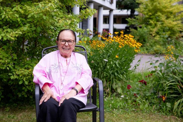 Maria Sarvestani, Bewohnerin am Standort Uhlenhorst, im Garten bei PFLEGEN & WOHNEN HAMBURG.