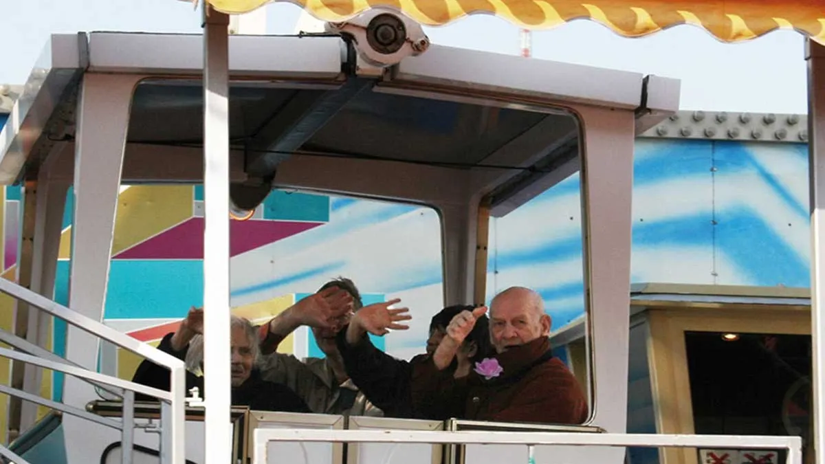 Bewohner des PFLEGEN & WOHNEN HAMBURG in Altona in einem Karussell auf einem Jahrmarkt.