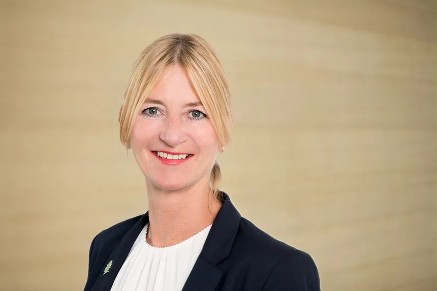 Portrait: Anja Schlemmer, Ansprechpartnerin für persönliche Beratung bei PFLEGEN & WOHNEN LUTHERPARK in Bahrenfeld.