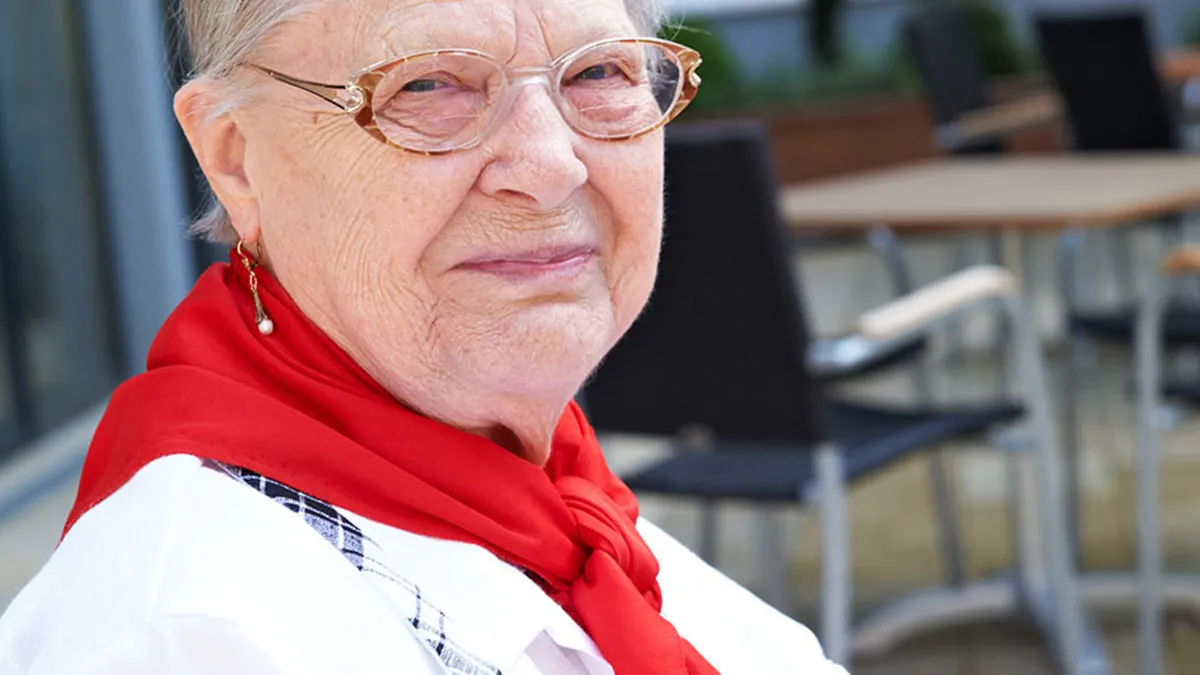 Nahaufnahme einer Bewohnerin von PFLEGEN & WOHNEN HAMBURG Holstenhof.