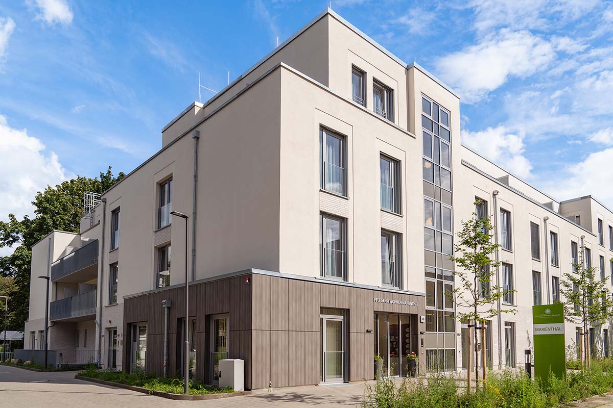 Moderne Außenansicht des Neubaus von PFLEGEN & WOHNEN MARIENTHAL in Hamburg.