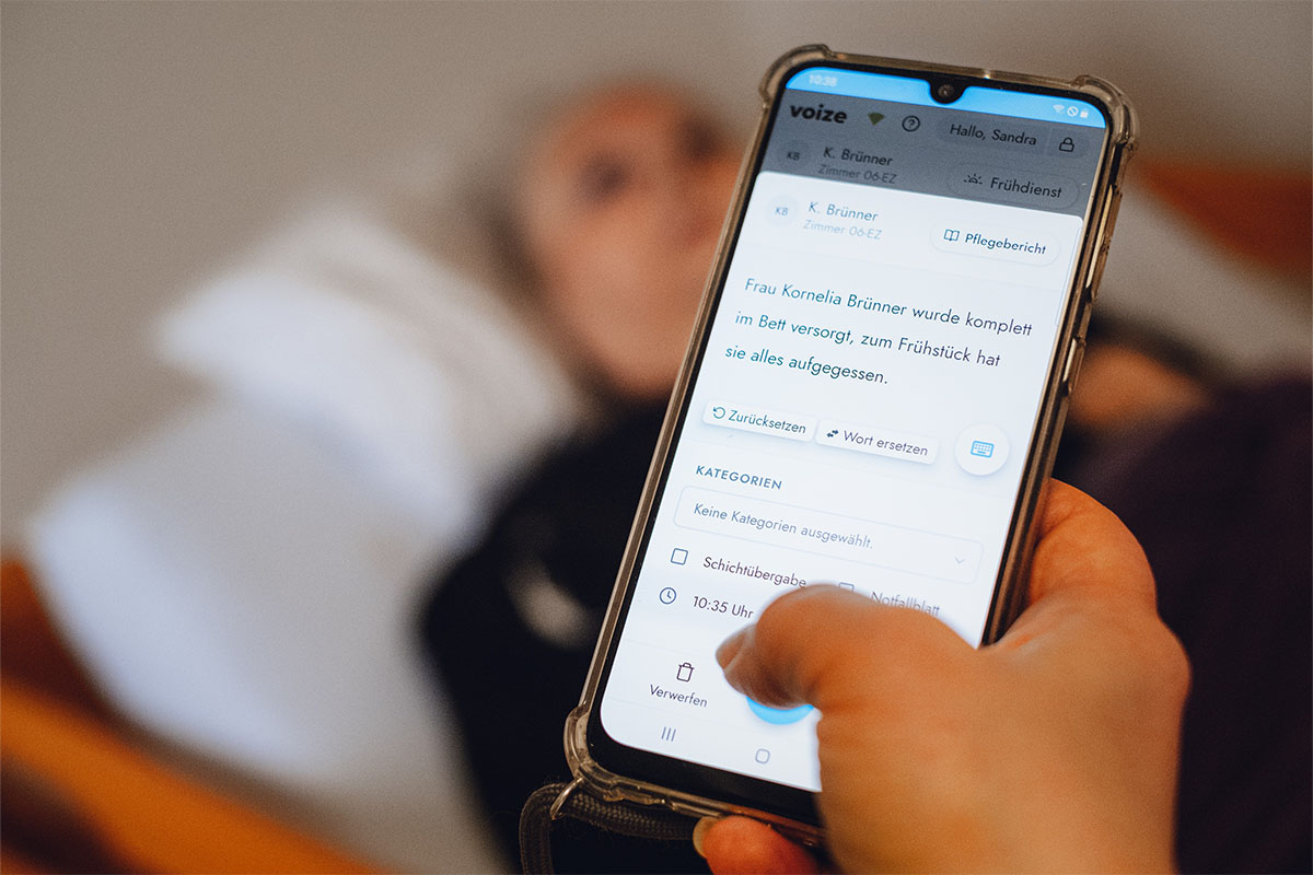 Sprach-App auf dem Handy zeichnet die Pflegedokumentation eines Bewohners bei PFLEGEN & WOHNEN HAMBURG auf.