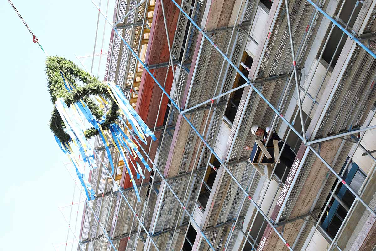 Aufnahme vom Richtfest des Neubaus PFLEGEN & WOHNEN WILHELMSBURG.