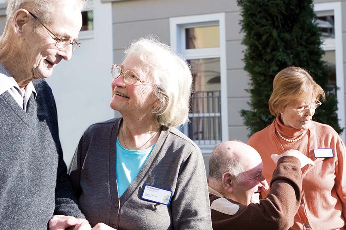 Mit fachlicher Begleitung erleben demenzerkrankte Personen unbeschwerte Ausflüge ins Grüne.