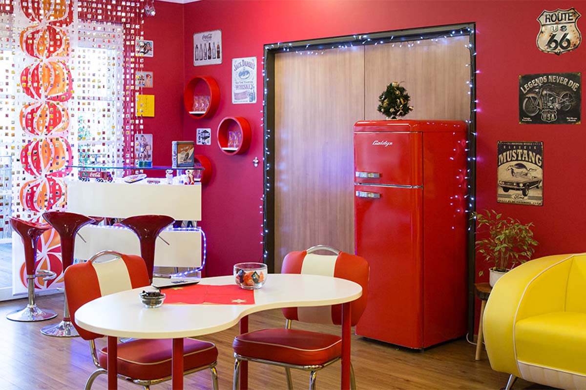 Pflege trifft Lebensfreude: Im Retro-Gemeinschaftsraum von PFLEGEN & WOHNEN HAMBURG begegnen sich Jung und Alt.