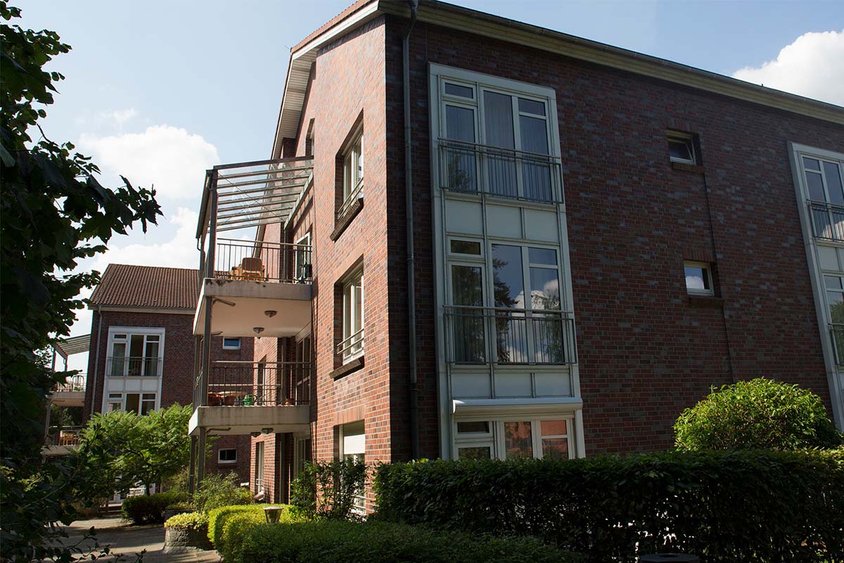 Außenansicht des PFLEGEN & WOHNEN HAMBURG Lutherpark Gebäudes in einem ruhigen Wohngebiet mit Therapieangeboten für Senioren.