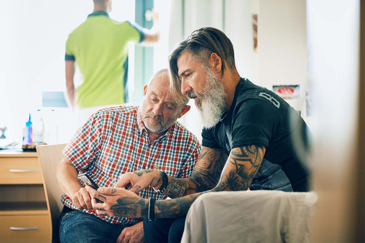 Zwei Bewohner beim freundlichen Austausch in der PFLEGEN & WOHNEN HAMBURG Öjendorf Einrichtung für Alkoholerkrankte.