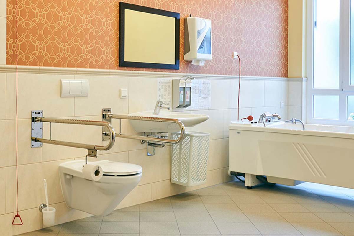 PFLEGEN & WOHNEN HAMBURG integriert 2025 den Servicebereich – für mehr Hygiene, Robotik-Pilotprojekte & beständige Ansprechpartner vor Ort.