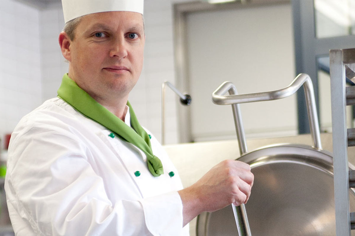 In der hauseigenen Produktionsküche von PFLEGEN & WOHNEN HAMBURG wird täglich frisches Essen zubereitet.