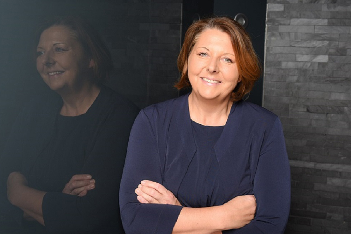 Porträtaufnahme der Geschäftsführerin Katja Lohmann von PFLEGEN & WOHNEN HAMBURG.